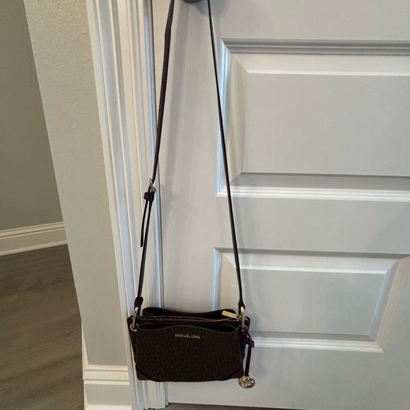 Michael Kors crossbody and matching wallet - Picture 3 of 9